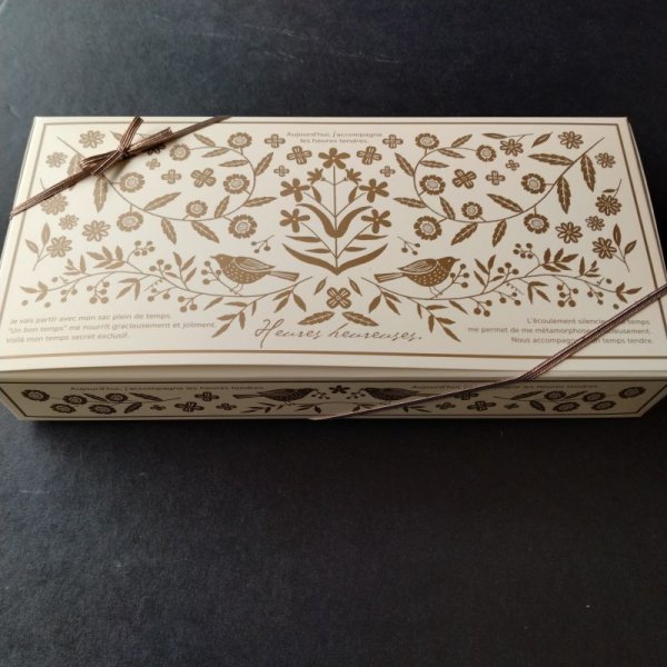 金の花鳥柄箱入り　贈り物にも