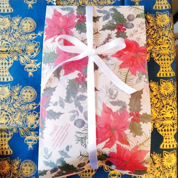 ポインセチア柄のギフトバッグラッピングも